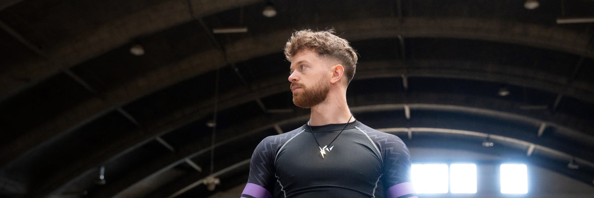 Athlète SWO en tenue de street workout et collier Lightning dans un hangar