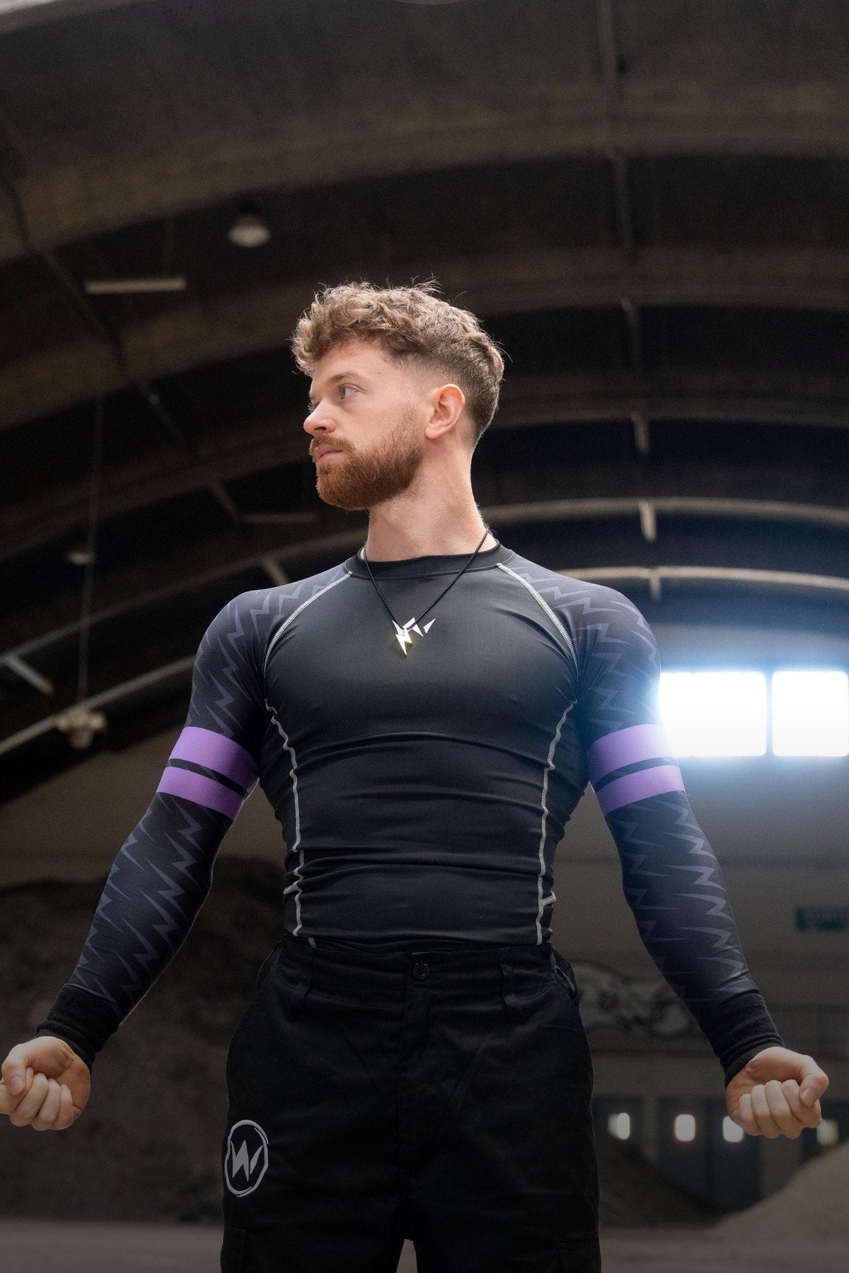 Athlète SWO en tenue de street workout et collier Lightning dans un hangar
