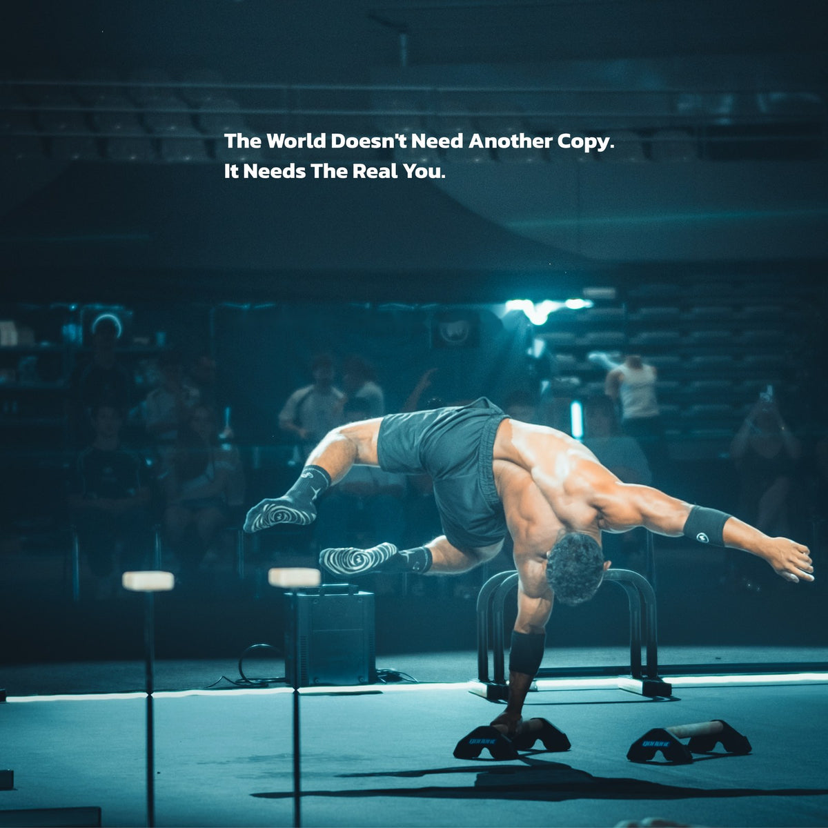 Athlète de street workout en équilibre sur parallettes, chaussettes SWO aux pieds