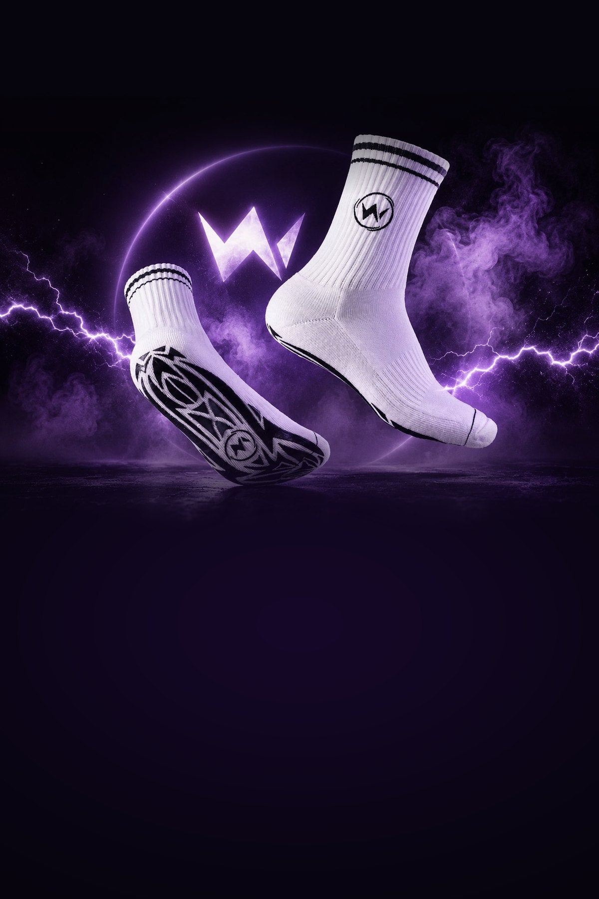 Chaussettes de street workout Swockets Prime SWO blanches, semelle antidérapante, sur fond violet